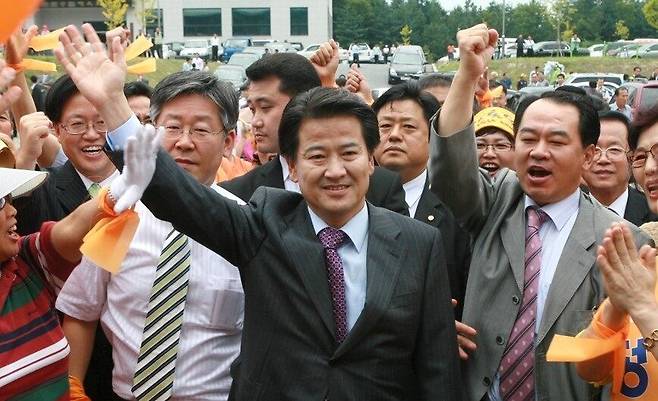 2007년 정동영(가운데) 당시 대통합민주신당 대선 예비후보가 춘천시에서 열린 합동연설회장으로 들어서며 지지자들에게 손을 흔들고 있다. 정 후보 왼쪽에는 정동영 후보 팬클럽 '정동영과 통하는 사람들' 대표이던 이재명 대통령이 서 있다. /연합뉴스