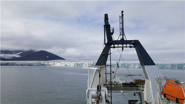 2019년 7월 노르웨이 트롬소 북극대학교 소속의 2000톤급 탐사선 헬머 한센호가 스발바르 피오르를 탐사하고 있다./극지연구소