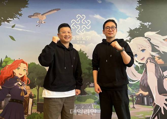 강민철 넥슨 사업실장(왼쪽부터)과 이진훈 마비노기 모바일 디렉터가 지난 20일 서울 성수 KT&G 상상플래닛에서 진행된 공동 인터뷰에서 기념사진을 촬영하고 있다.ⓒ데일리안 이주은 기자