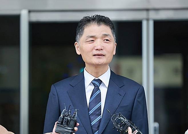 SM엔터테인먼트 시세 조종 공모 의혹을 받는 카카오 창업자 김범수 경영쇄신위원장이 21일 양천구 서울남부지방법원에서 열린 1심 선고공판을 마친 뒤 법원을 떠나며 입장을 밝히고 있다. ⓒ연합뉴스