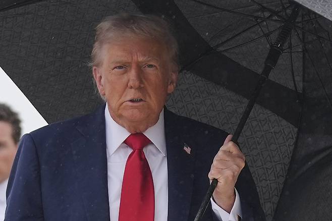 도널드 트럼프 미국 대통령이 12일(현지 시간) 메릴랜드주 앤드루스 합동기지에서 이스라엘로 향하는 에어포스원 탑승 전 기자들에게 발언하고 있다. 트럼프 대통령은 “가자지구 전쟁은 끝났다”라고 선언하며 이스라엘과 이집트 등을 방문하는 중동 평화 외교 일정에 돌입했다. 2025.10.13. [앤드루스 합동기지=AP/뉴시스]