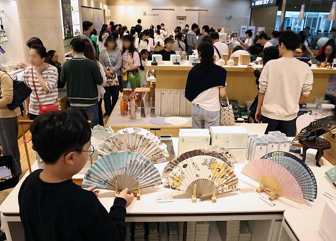 10월 8일 일 서울 용산구 국립중앙박물관 공식 굿즈 매장 ‘뮷즈샵’이 관람객들로 붐비고 있다. 뉴스1