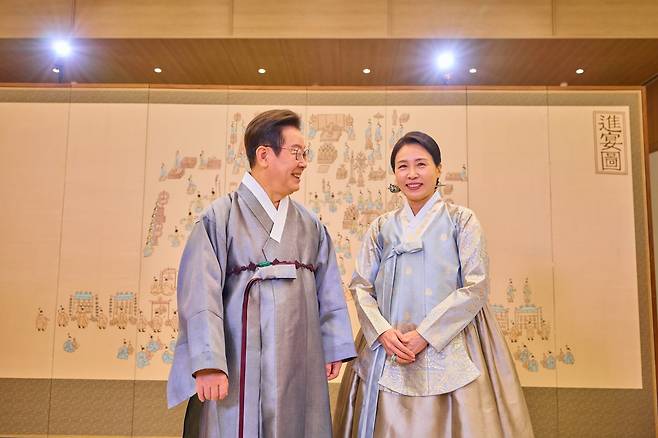 대통령실은 지난 7일 이재명 대통령과 김혜경 여사가 영상 메시지를 통해 국민들에게 추석 명절 인사를 하고 있는 모습을 SNS를 통해 공개했다. 이재명 대통령 SNS