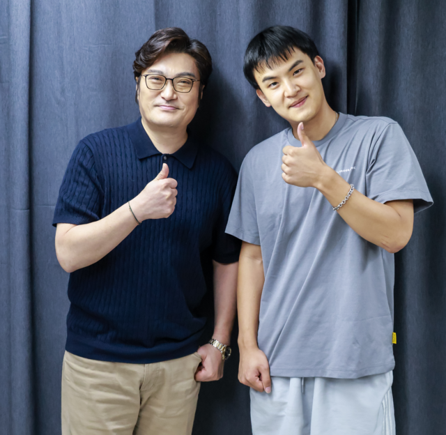 충정로에 위치한 디지털타임스 사옥의 유튜브 스튜디오에서 광운대 OTT미디어 전공 이희대(왼쪽) 교수와 유튜브 대생이 채널의 변승주 크리에이터가 ‘희대의 NOW 구독중’ 인터뷰를 마치고 기념사진을 촬영했다. 박동욱 기자 fufus@dt.co.kr