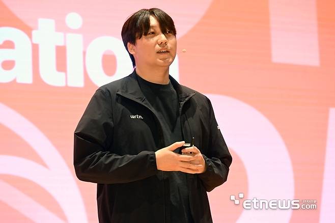 산업통상자원부가 주최한 한국전자전이 21일 서울 강남구 코엑스에서 나흘 일정으로 열렸다.오프닝 키노트 강연에서 유영준 뤼튼테크놀로지스 COO가 '인공지능 전환(AX) 가속을 통한 기업 생산성 혁신 방안을 주제로 발표하고 있다. 김민수기자 mskim@etnews.com