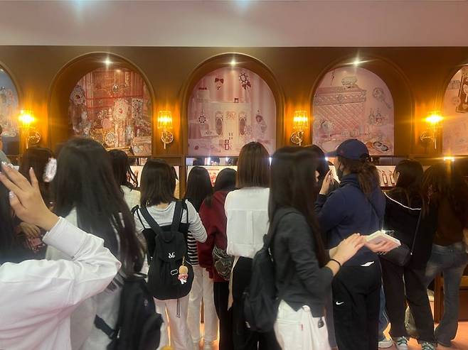 지난 19일 서울 성수 플라워노즈 팝업 내부에서 젊은 여성들이 제품을 테스트하기 위해 몰려 있다. 사진=김현지 기자