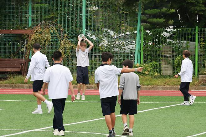 이주배경 학생들이 9월25일 경기 안성시 비룡중학교에서 점심시간 친구들과 축구를 하고 있다. 정용일 선임기자 yongil@hani.co.kr