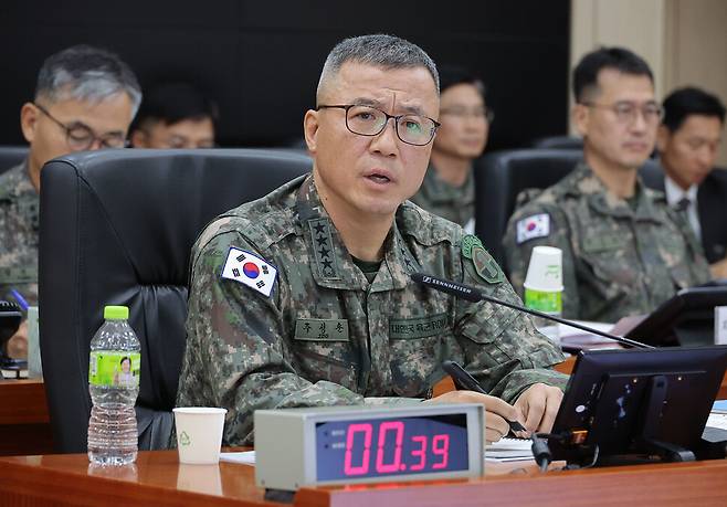 주성운 육군지상작전사령관이 21일 경기 용인 지상작전사령부에서 열린 국회 국방위원회 2025년 국정감사에서 의원 질의에 답변하고 있다. 연합뉴스