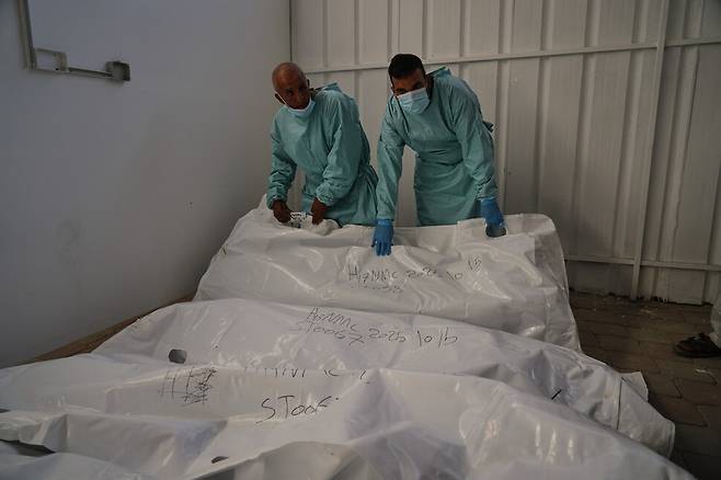 15일(현지시각) 이스라엘에서 팔레스타인 가자지구 칸유니스에 있는 나세르 병원으로 이송된 팔레스타인 수감자들의 주검. AP 연합뉴스