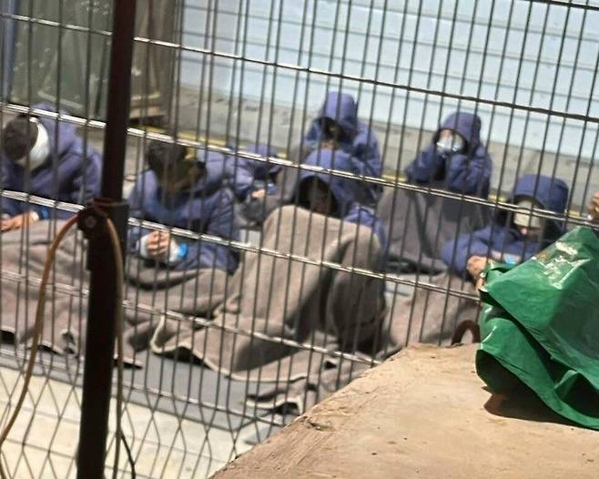 내부고발자가 이스라엘 스데테이만 교도소 내부를 촬영한 사진. 내부고발자는 “수감자들은 모두 눈을 가리고 수갑을 찬 채 철창에 갇혀 있었다”라고 말했다. 출처 가디언