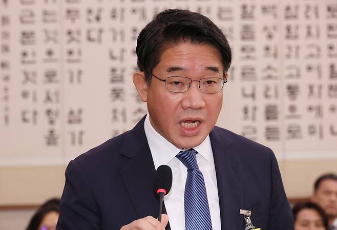 이흥권 제주지방법원장이 21일 국회 법제사회위원회에서 열린 국정감사에서 의원 질의에 답하고 있다. 연합뉴스