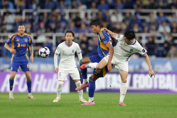 울산 HD의 허율(청색 유니폼)이 21일 열린 아시아축구연맹(AFC) 챔피언스리그 엘리트리그 스테이지 3차전에서 산프레체 히로시마 선수와 공을 다투고 있다. 한국프로축구연맹 제공