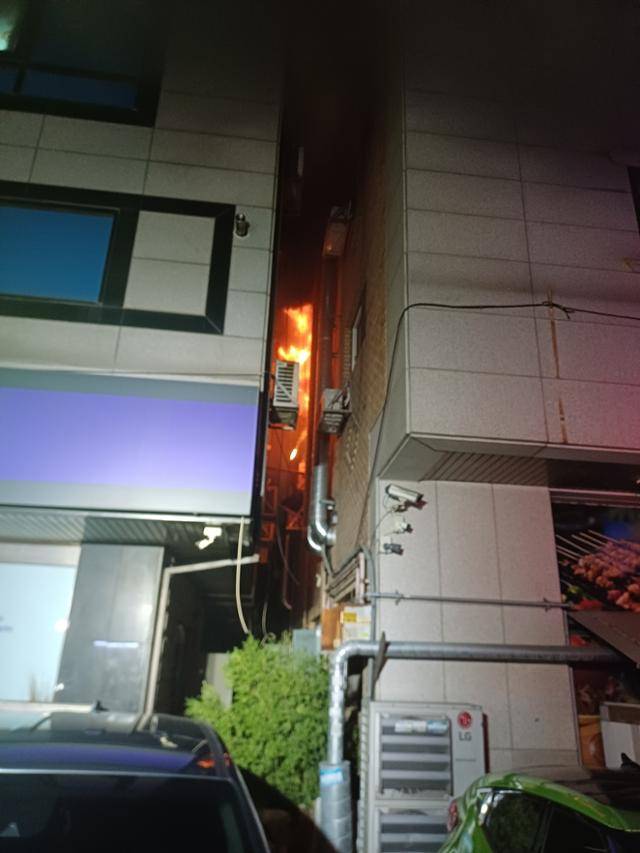 20일 오전 경기 오산시의 한 상가 주택 화재 현장. 경기 소방 당국 제공