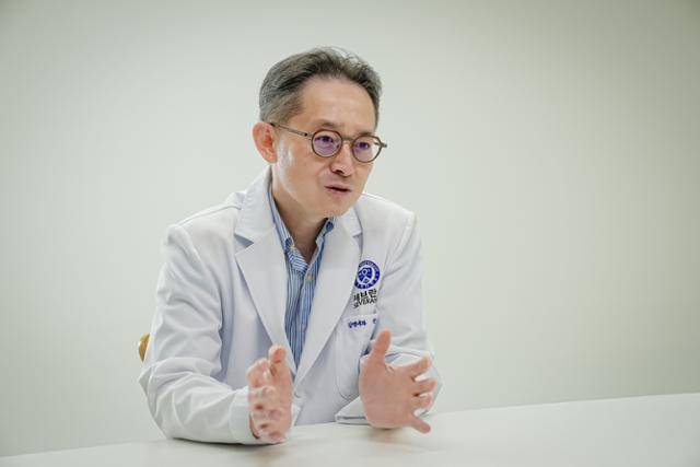 15일 서울 강남구 강남세브란스병원에서 만난 한상훈 감염내과 교수가 독감 예방접종에 대해 설명하고 있다. 강남세브란스병원 제공