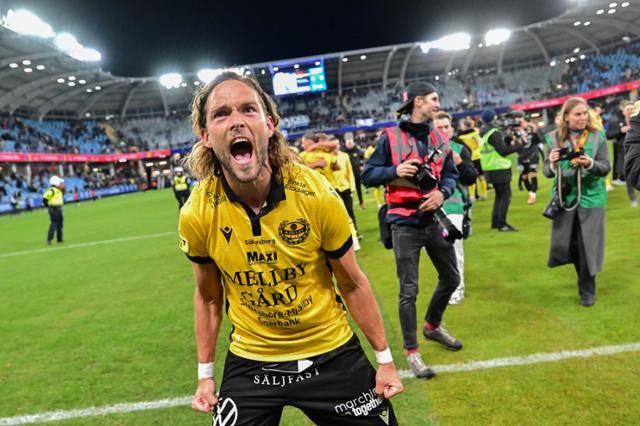 미엘뷔 AIF 수비수 톰 페테르손이 21일(한국시간) 스웨덴 예테보리에 위치한 감라 울레비에서 열린 2025 스웨덴 프로축구 알스벤스칸 27라운드 IFK 예테보리와의 경기에서 승리한 뒤 환호하고 있다. 예테보리=EPA 연합뉴스