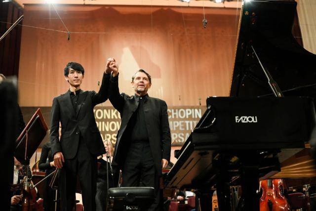 제 19회 쇼팽 국제 콩쿠르에서 우승한 피아니스트 에릭 루가 18일 폴란드 바르샤바 필하모닉 오케스트라와 결선 연주를 마치고 인사를 하고 있다. 바르샤바=로이터 연합뉴스