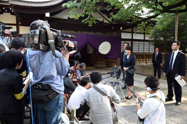 다카이치 사나에 일본 신임 총리가 총무상 재임 시절인 2015년 일본 도쿄도 지요다구 소재 야스쿠니 신사에서 참배를 마치고 기자회견을 하고 있다. 됴쿄=연합뉴스