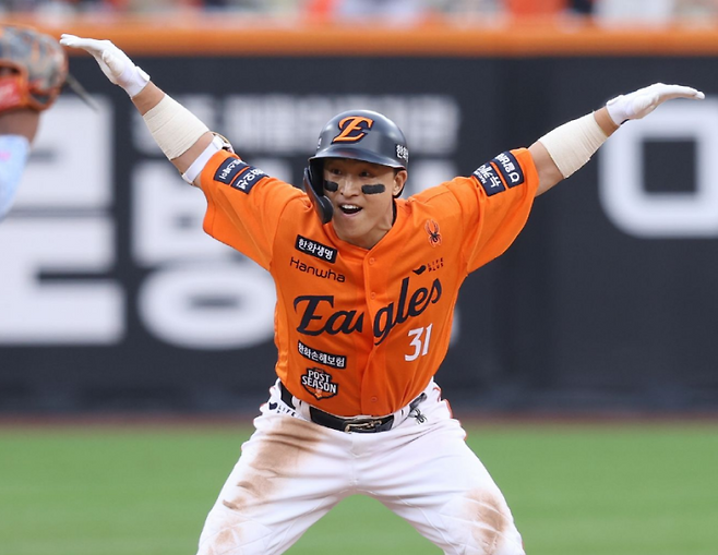 손아섭이 18일 열린 삼성 라이온즈와의 플레이오프 1차전 6회 말 타석에서 동점 적시타를 친 뒤 '독수리' 세리머니를 하고 있다. 사진=한화 이글스