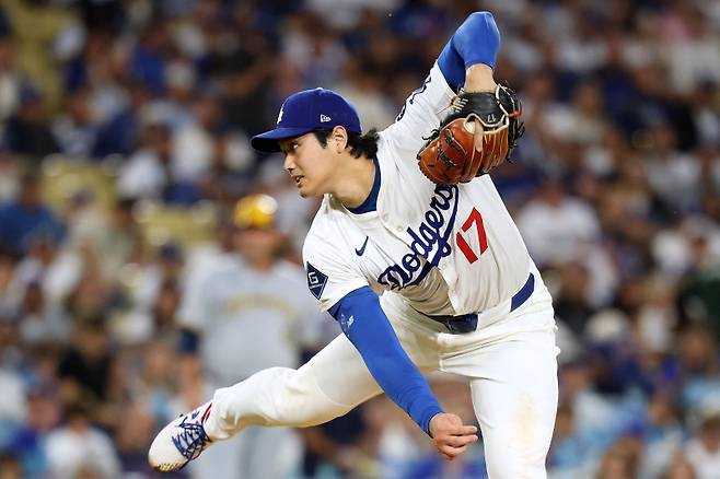 <yonhap photo-3720=""> LOS ANGELES, CALIFORNIA - OCTOBER 17: Shohei Ohtani #17 of the Los Angeles Dodgers pitches during the fourth inning against the Milwaukee Brewers in game four of the National League Championship Series at Dodger Stadium on October 17, 2025 in Los Angeles, California. Sean M. Haffey/Getty Images/AFP (Photo by Sean M. Haffey / GETTY IMAGES NORTH AMERICA / Getty Images via AFP)/2025-10-20 13:38:05/ <저작권자 ⓒ 1980-2025 ㈜연합뉴스. 무단 전재 재배포 금지, AI 학습 및 활용 금지></yonhap>