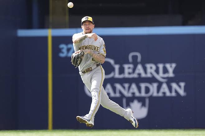 <yonhap photo-0773=""> Milwaukee Brewers second baseman Brice Turang (2) throws to first base for the out on Toronto Blue Jays' Bo Bichette during the second inning of a baseball game in Toronto, Saturday, Aug. 30, 2025. (Frank Gunn/The Canadian Press via AP) MANDATORY CREDIT/2025-08-31 05:04:50/ <저작권자 ⓒ 1980-2025 ㈜연합뉴스. 무단 전재 재배포 금지, AI 학습 및 활용 금지></yonhap>