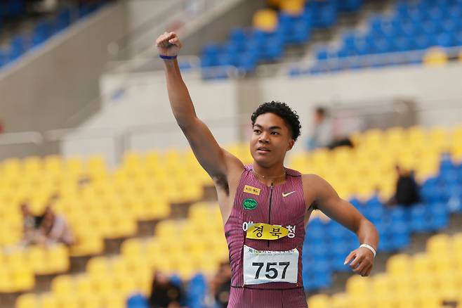 <yonhap photo-3912="">19일 부산 아시아드주경기장에서 열린 제106회 전국체육대회 육상 남자 100m 결승에서 우승한 나마디 조엘진(예천군청)이 기록을 확인한 뒤 손을 들어올려 보이고 있다. 2025.10.19 [연합뉴스]</yonhap>