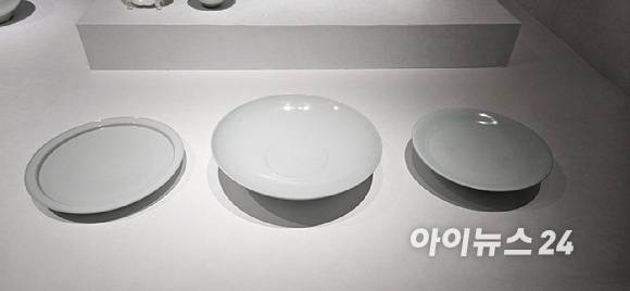 국립중앙박물관 특별전시실에서 지난 6월10일부터 8월31일부터 진행한 '조선 전기 미술 대전 : 새 나라 새 미술'에 전시된 고(故) 이건희 선대회장이 기증한 백자 접시들. [사진=박지은 기자]
