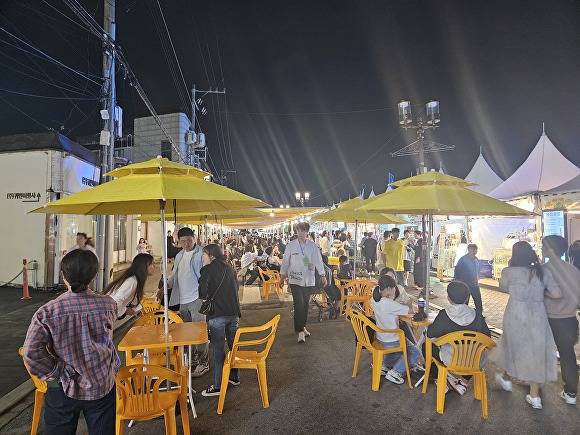 2024 황금카니발 맥주페스티벌(맥주와 먹거리를 즐기는 방문객들의 모습) [사진=경주시청]