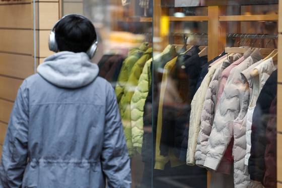 지난 12일 서울 중구 명동 거리에 위치한 한 의류점에 경량패딩이 걸려있다. 이달 들어 기온이 한자릿수로 떨어지며 방한 용품을 일찍 구입하는 이른 소비가 확산하고 있다. 연합뉴스