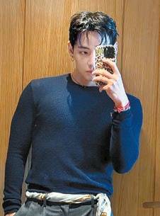 방탄소년단(BTS) 멤버 뷔가 세이브원 팔찌를 착용한 모습. [사진 뷔 인스타그램]