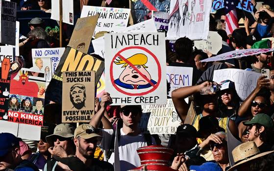 지난 18일(현지시간) 미국 캘리포니아주 로스앤젤레스에서 열린  ‘노 킹스(No Kings)’ 시위대가 집회를 열고 있다. AFP=연합뉴스