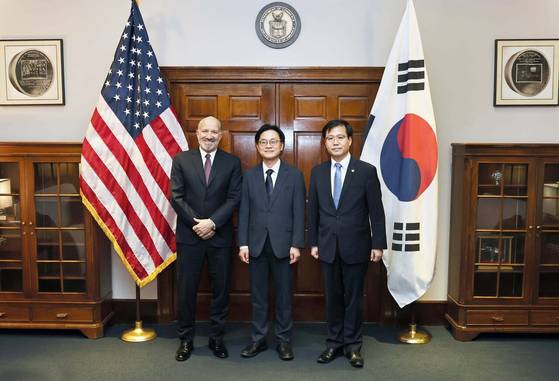 김정관(가운데) 산업통상자원부 장관이 7월 24일(현지시간) 미국 워싱턴 D.C. 상무부 회의실에서 하워드 러트닉 상무장관과 면담, 기념 촬영을 하고 있다. 오른쪽은 여한구 통상교섭본부장. [사진 산업통상자원부]