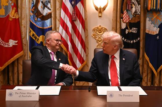 도널드 트럼프 미국 대통령(오른쪽)과 앤서니 앨버니지 호주 총리가 20일(현지시간) 워싱턴 DC 백악관 내각 회의실에서 ‘핵심 광물 및 희토류 채굴ㆍ가공 분야 공급망 안보를 위한 미ㆍ호주 협력 프레임워크’에 서명하며 악수하고 있다. EPA=연합뉴스