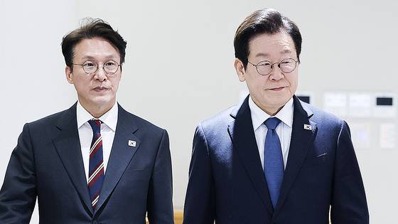 이재명 대통령이 21일 서울 용산 대통령실 청사 국무회의실에서 열린 제46회 국무회의에 참석하고 있다. 왼쪽은 김민석 국무총리. 전민규 기자