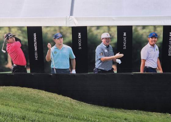 제네시스 챔피언십이 열리는 충남 천안의 우정힐스 골프장에 전시된 스타 선수들. 왼쪽부터 마쓰야마 히데키, 김시우, 임성재, 안병훈. 성호준 기자