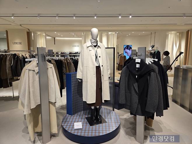 지난 19일 서울 명동 소재 백화점 매장에 가을·겨울(FW) 신제품이 진열돼있다./사진=박수림 기자