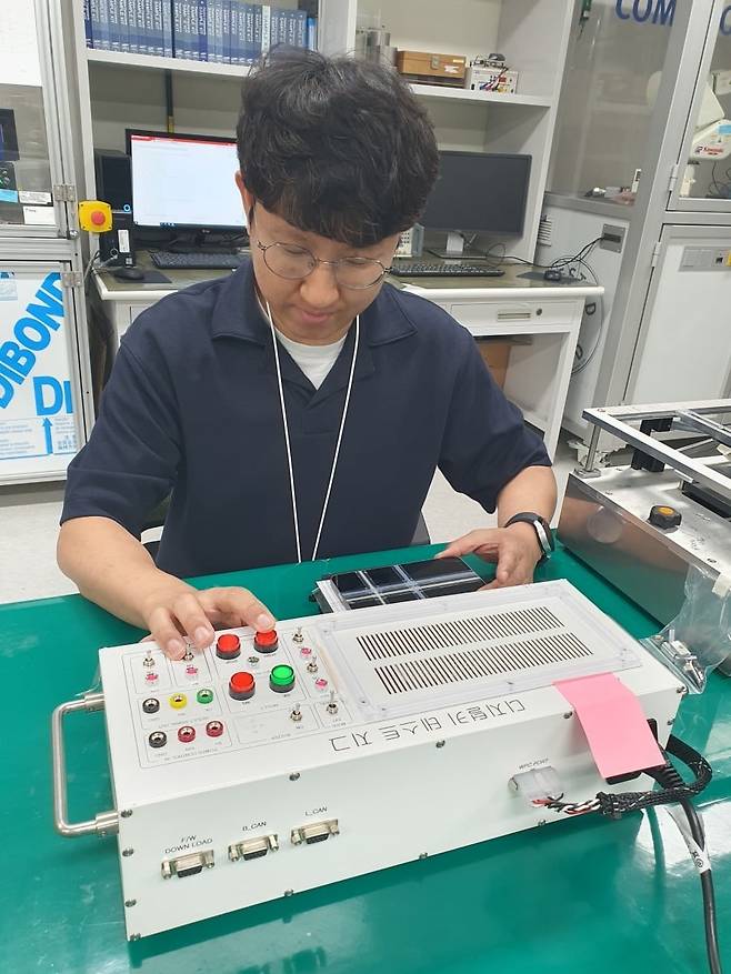 이유준 책임이 NFC 디지털 키 테스트 중이다. 수원=윤현주 기자