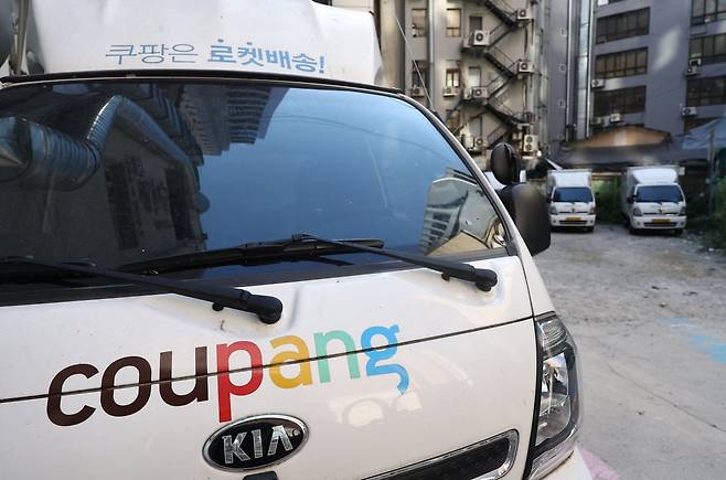 서울 시내의 한 주차장에 세워진 쿠팡 배송차량 모습. 사진=연합뉴스