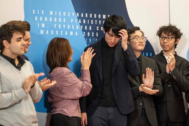 폴란드 바르샤바에서 열린 제19회 쇼팽 국제 피아노 콩쿠르에서 피아니스트 에릭 루가 우승 발표를 들은 뒤 축하를 받고 있다. 사진출처=AFP연합뉴스.