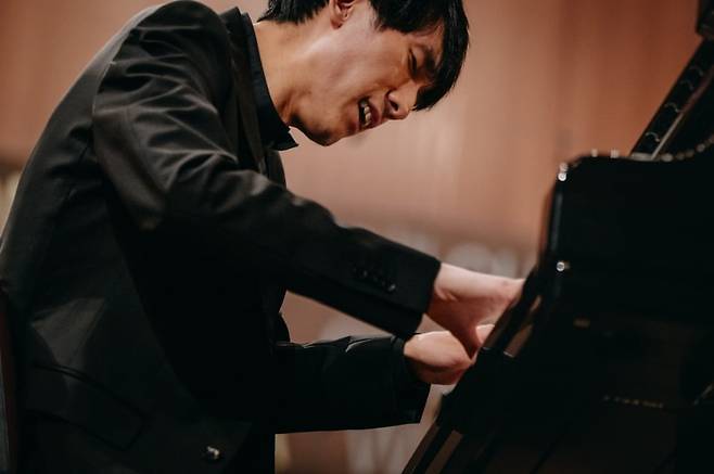 폴란드 바르샤바에서 열린 제19회 쇼팽 국제 피아노 콩쿠르 결선에서 연주한 피아니스트 에릭 루. 사진출처=쇼팽 인스티튜트.