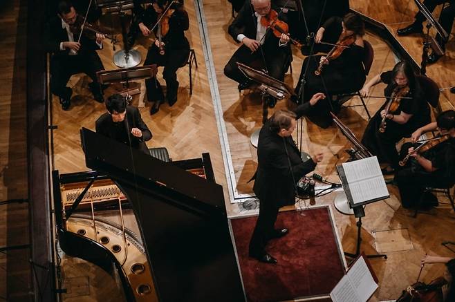 폴란드 바르샤바에서 열린 제19회 쇼팽 국제 피아노 콩쿠르 결선에서 연주한 피아니스트 에릭 루. 사진출처=쇼팽 인스티튜트.