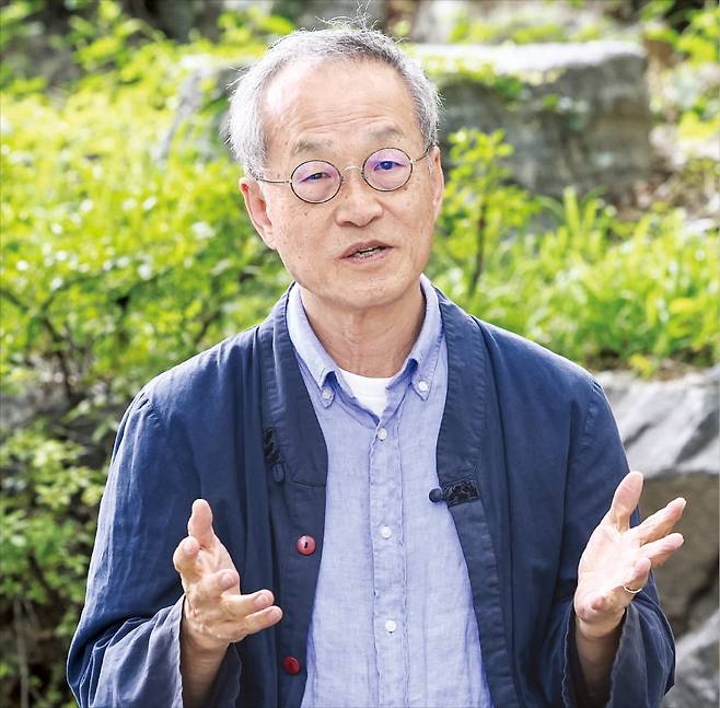 최재천 이화여대 석좌교수가 21일 한국경제신문 인터뷰에서 “사랑하는 사람을 위해 양보하고 배려하며 때로는 져주는 것. 이는 인간이기에 할 수 있는 선택”이라며 “승자 독식인 인공지능(AI) 시대에도 인간은 무한 경쟁 대신 협력을 택할 수 있는 존재”라고 강조했다.  임형택 기자