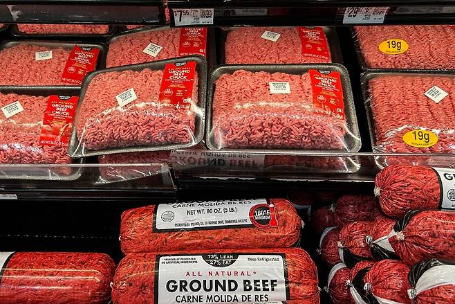 지난달 26일(현지시간) 미국 텍사스주 휴스턴의 한 슈퍼마켓 매대에 소고기가 진열돼있다. AFP연합뉴스