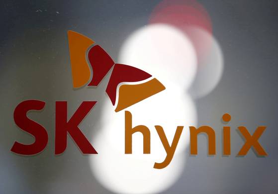 The logo of SK Hynix is seen at its headquarters in Seongnam, Korea, April 25, 2016. [REUTERS/YONHAP]