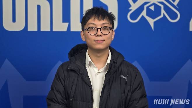 이규해 감독이 19일 중국 베이징 스마트 e스포츠 센터에서 쿠키뉴스와 인터뷰하고 있다. 김영건 기자