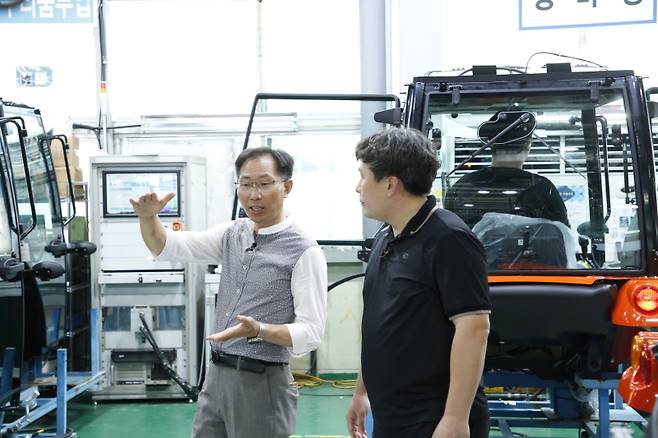 삼성전자 스마트공장 전문위원이 농기계 제조업체 위제스를 찾아 스마트공장 컨설팅을 진행하고 있다. 삼성 제공