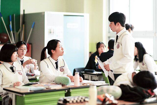 상처를 견디며 성장하는 10대 소녀의 이야기를 다룬 영화 ‘세계의 주인’의 한 장면. 윤가은 감독은 “인생에 어떤 일을 지나왔든, 지금 우리 앞에 펼쳐진 삶을 있는 그대로 받아들이고 자신만의 걸음을 걸어간다면 삶의 많은 괴로움과 고통을 덜게 되리라 믿는다”고 말했다. 바른손이앤에이 제공