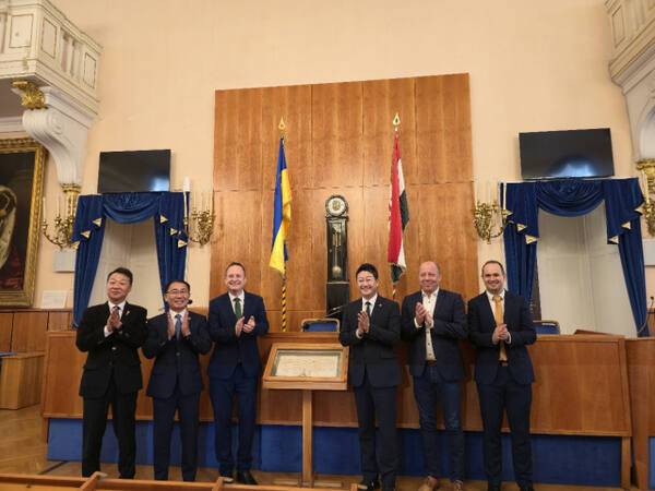 김진경 경기도의회 의장과 김선영 경제노동위원회 부위원장, 강태형 건설교통위원회 의원 등 경기도의회 대표단이 헝가리 페스트주의회 대표단과 만나 지방의회간 교류를 약속한 뒤 기념촬영을 하고 있다. 김경희기자