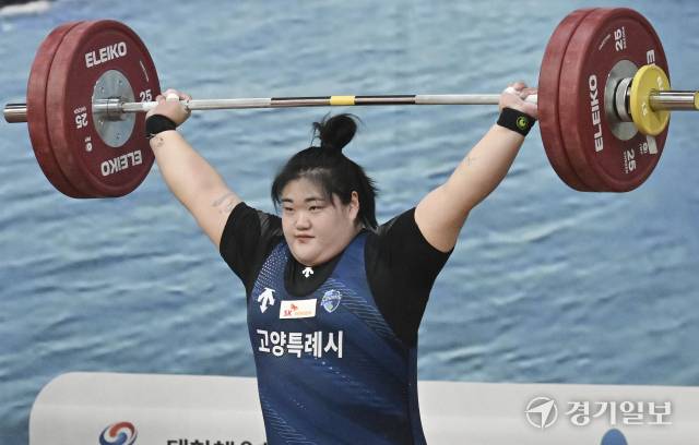 21일 부산 남구 국민체육센터 2관에서 열린 '제106회 전국체육대회' 역도 여자일반부 87㎏ 이상급 경기에서 박혜정(고양시청)이 인상 3차시기서 123㎏을 들어올려 성공시키고 있다. 홍기웅기자