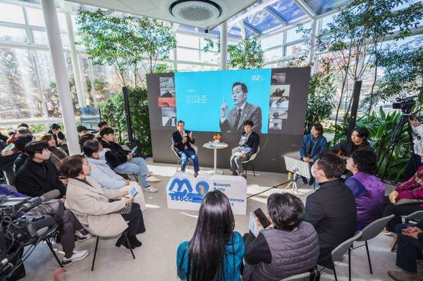 2023년 11월 수원시가 1인가구를 초대해 진행한 ‘혼자여도 괜찮아’ 행사에서 이재준 수원시장과 참석자들이 대화를 나누고 있다. 수원시 제공