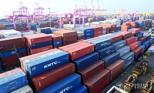 인천의 9월 주요 수출국 중 베트남이 수출액 미국을 제치고 2위로 올라서는 등 변화가 일어나고 있다. 21일 오후 인천 송도국제도시 인천신항 컨테이너 터미널에 수출입 컨테이너가 쌓여 있다. 조병석기자